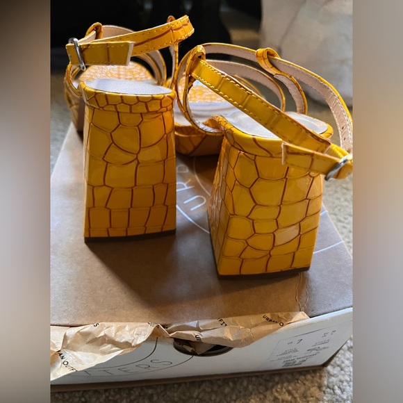 NEW Urban outfitters Olive Strappy Heels Sandals Sz 7 Croc yellow Block Summer - Picture 6 of 9